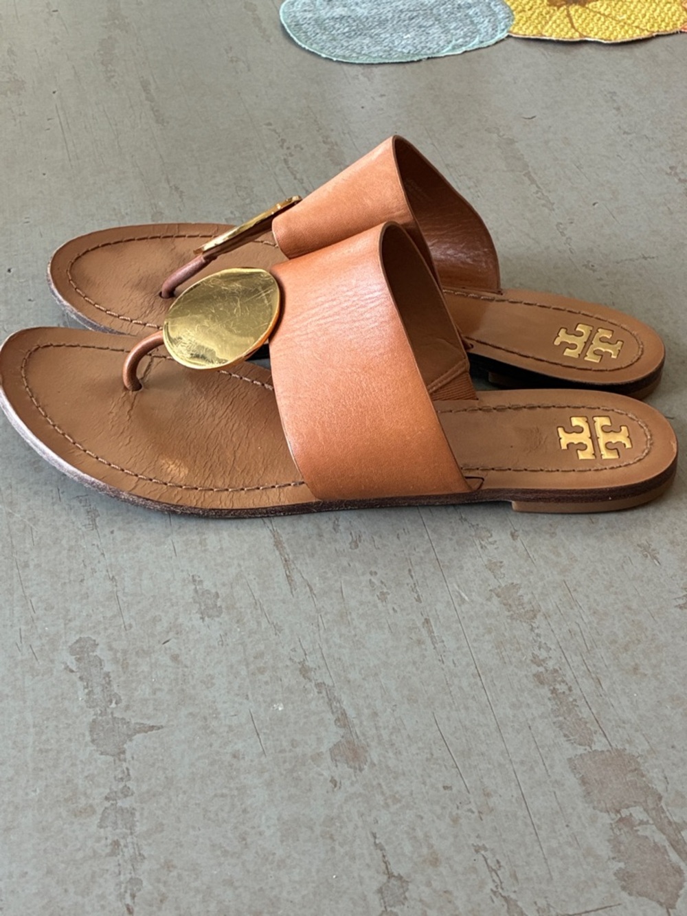 Tory Burch Cognac Leather Thong Sandals with Gold Disc - Picture 5 of 10